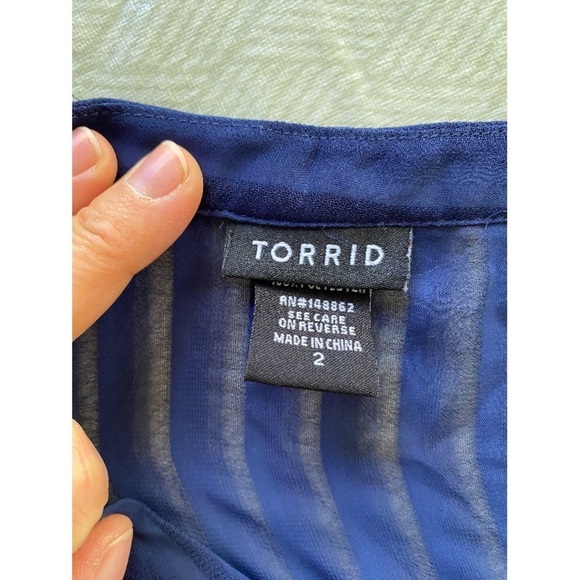 TORRID Women’s Navy Semi Sheer Shadow Stripe V-neck Roll Tab Sleeve Top 2X - Picture 4 of 6